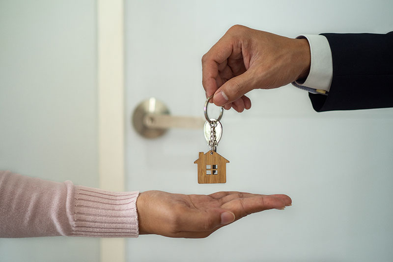 Immobilienmakler-Hofheim-Wohnung-verkaufen Wohnung verkaufen in Hofheim – Symbolische Schlüsselübergabe nach erfolgreichem Wohnungsverkauf mit einem erfahrenen Immobilienmakler.